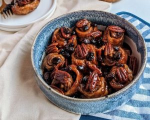 sticky bun pecan in bowl bowl with raisins